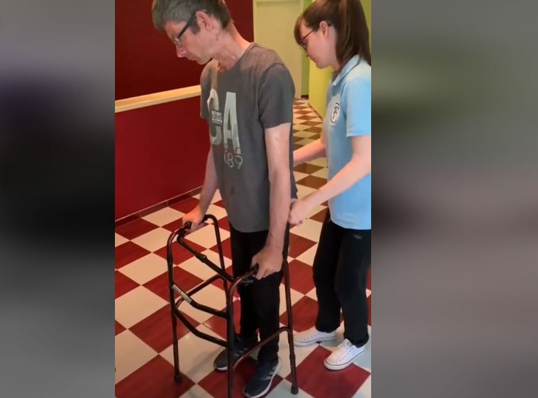 Mladi otac nakon nesreće ponovno uči jesti, piti i hodati – Možemo mu pomoći