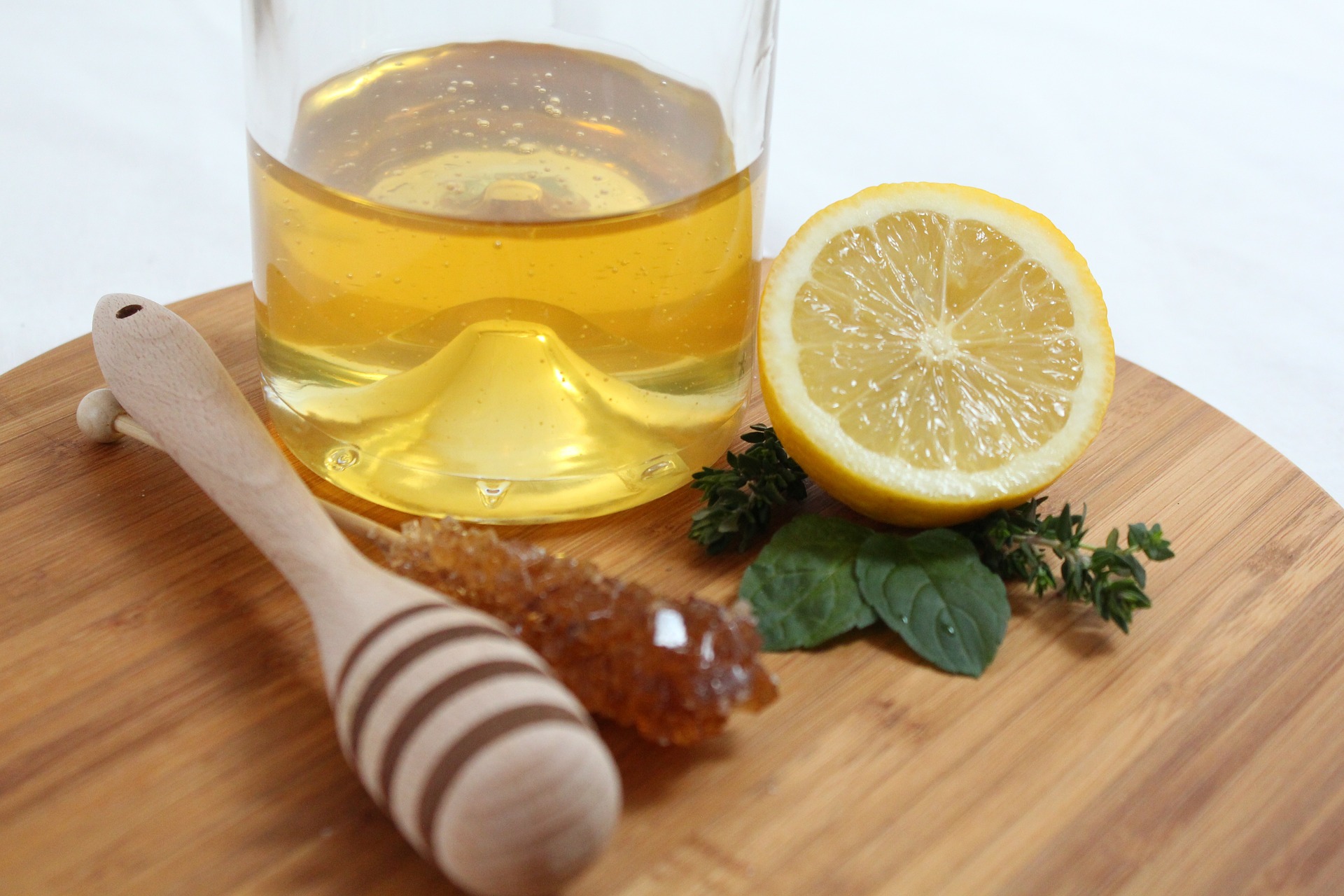 Tri razloga zašto trebate redovito piti limun i med