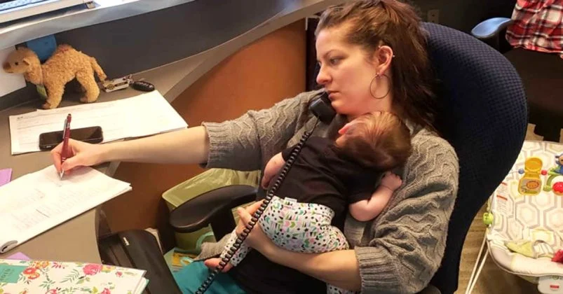 Majka je donijela svoju bebu na posao, šefica ju je fotografirala. Slika je pokrenula rasparavu