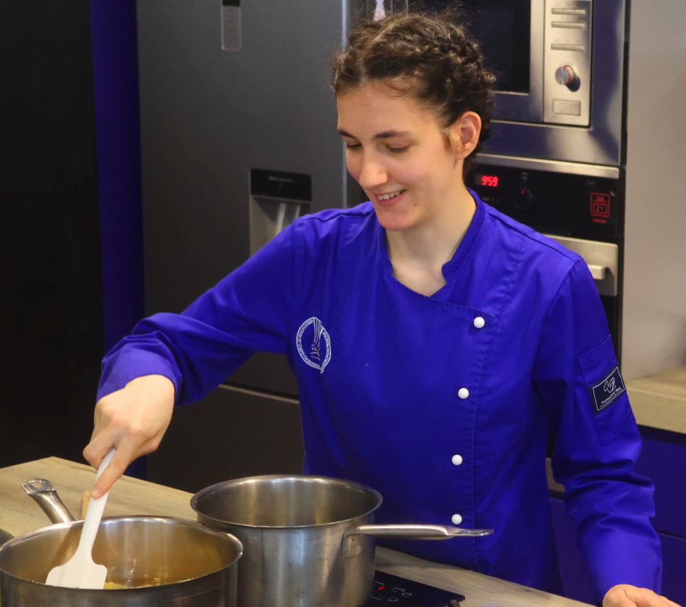 Djevojka s invaliditetom nakon programa osposobljavanja kroz projekt Kuhinja znanja postala je pomoćna kuharica i zaposlenica ŠKMER-a