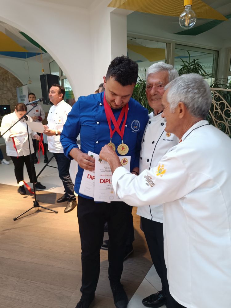 FOTO Dva zlata ŠKMER-ovom kuharu na međunarodnom natjecanju u Crnoj Gori