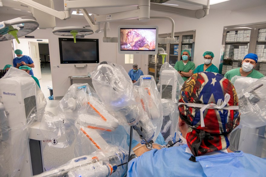 Foto/video: KBC SPLIT Uspješno obavljeni prvi operacijski zahvati pomoću robota asistenta